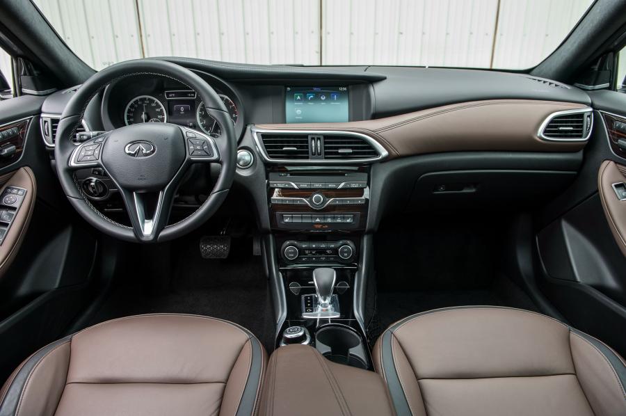 Торпедо Infiniti QX30 2.0t AWD 2016 года  (US) (фото 10 из 14)